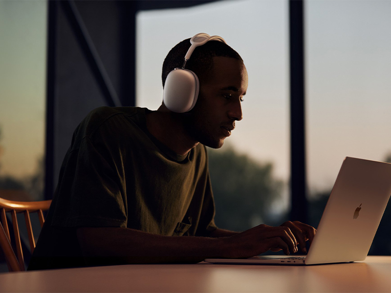 Người dùng sử dụng tai nghe chụp tai Apple